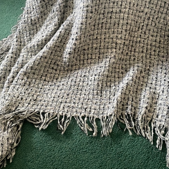 Francesca’s hooded poncho - Picture 4 of 4